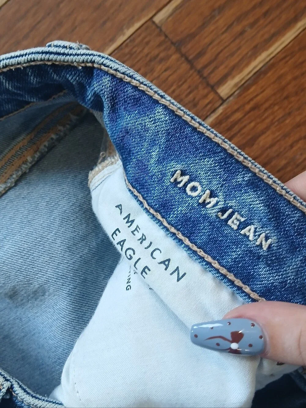 American Eagle Outfitters Light Wash Distressed Mom Jean Denim Sz 6 Long